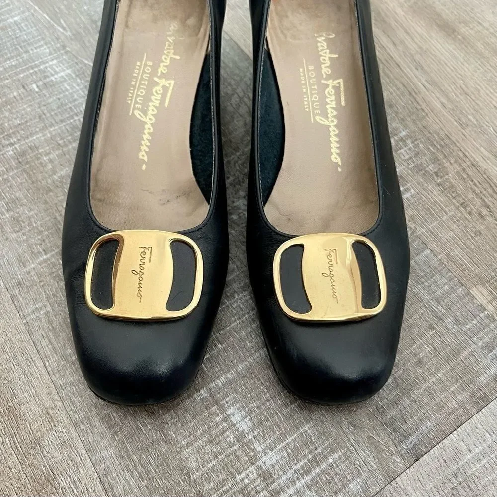 SALVATORE FERRAGAMO navy blue leather heels.